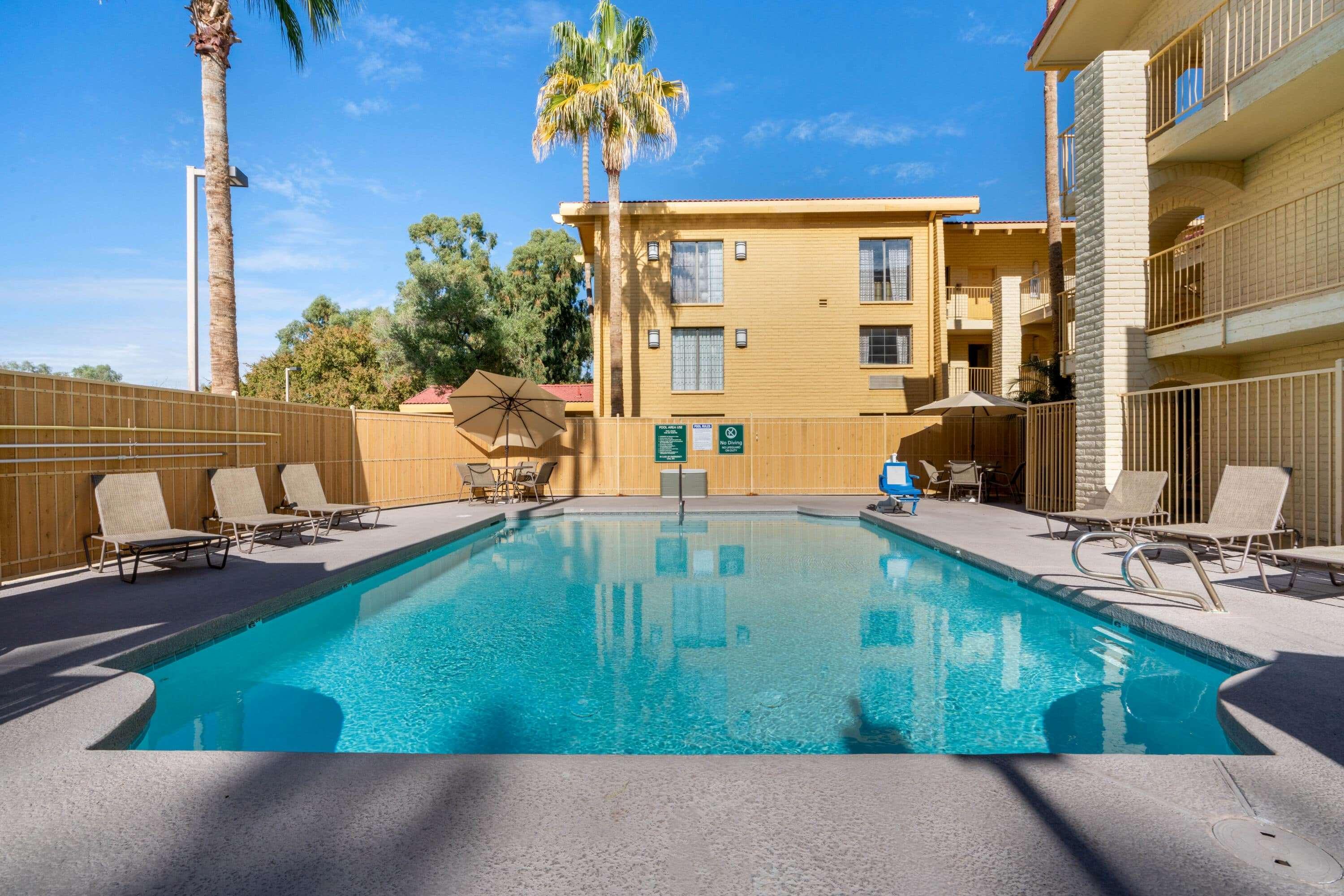 La Quinta Inn By Wyndham Phoenix Sky Harbor Airport Tempe Exterior foto
