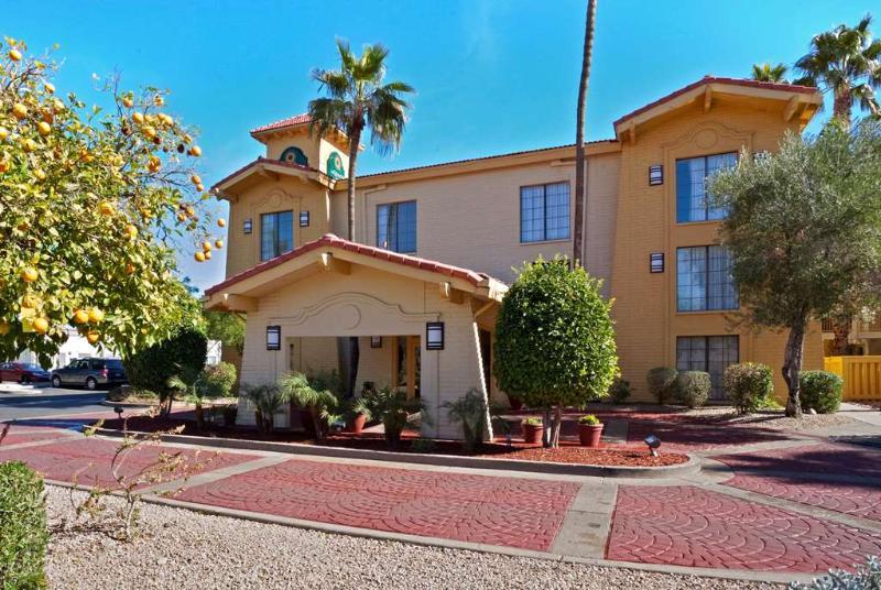 La Quinta Inn By Wyndham Phoenix Sky Harbor Airport Tempe Exterior foto