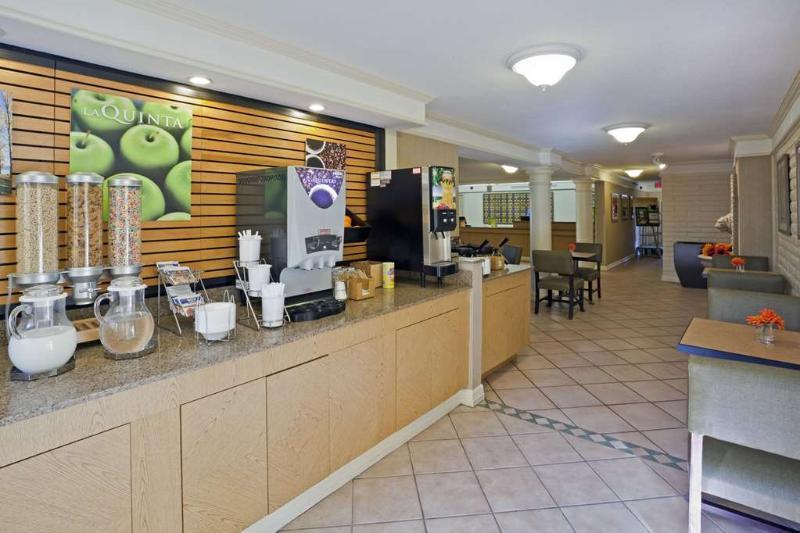 La Quinta Inn By Wyndham Phoenix Sky Harbor Airport Tempe Exterior foto